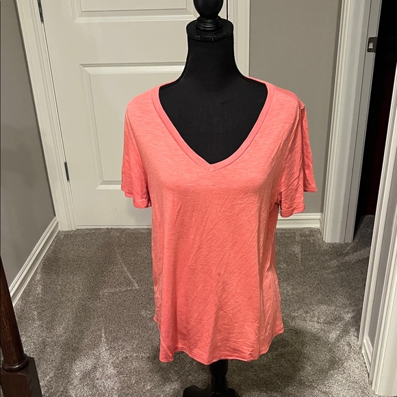 Jessica Simpson Tops - Jessica Simpson Peach V-Neck Short Sleeve Tee